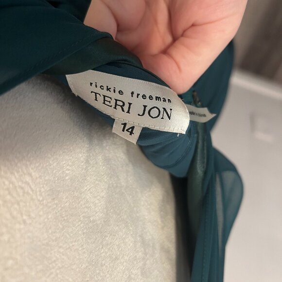 Teri Jon by Rickie Freeman Green - Picture 5 of 7